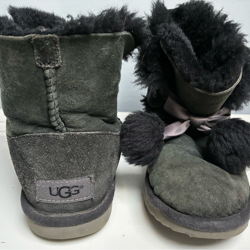 UGG girls size 1 Gita black bobble boots